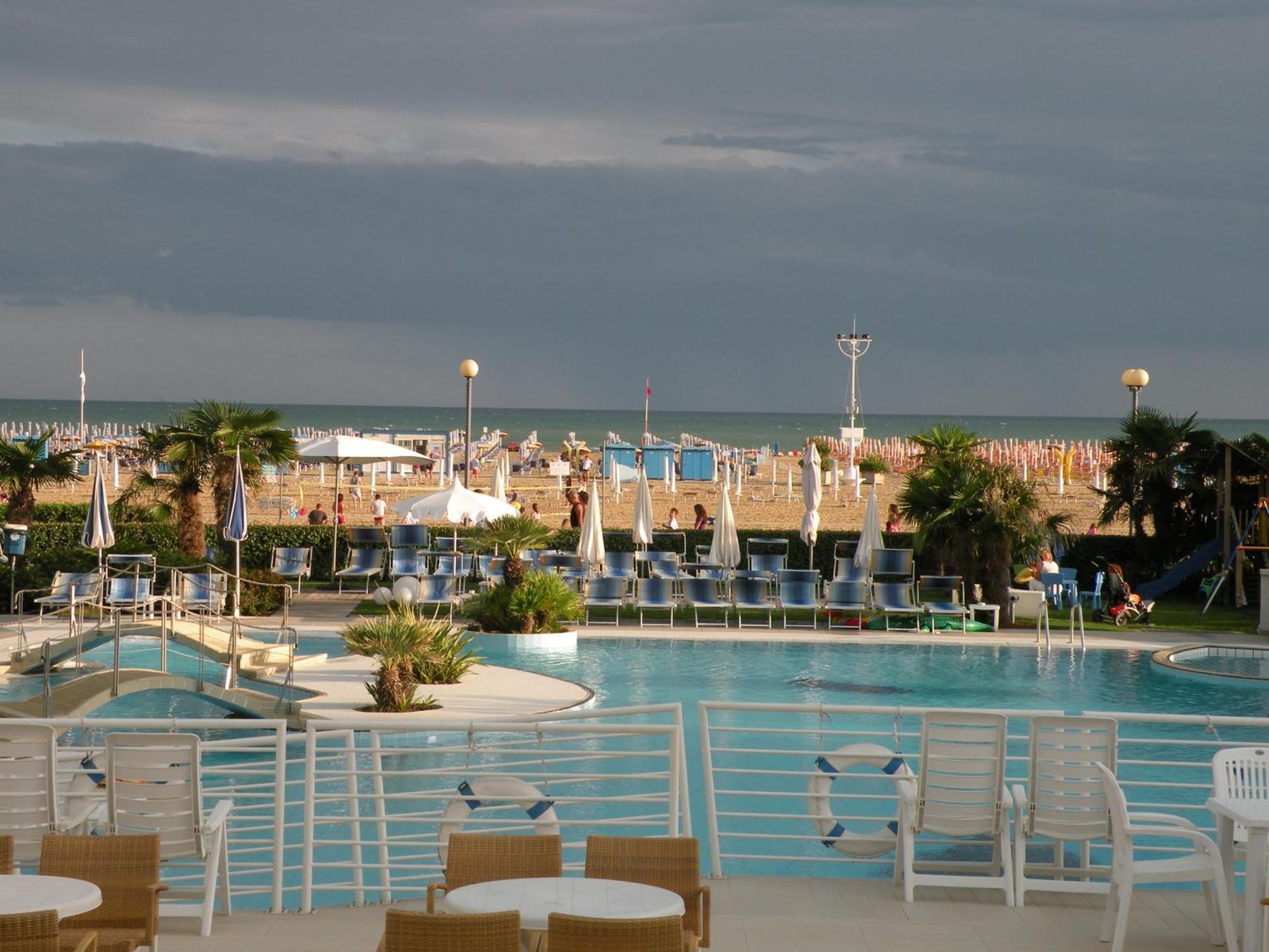 Majestic Beach Hotel & Wellness Bibione Exterior photo
